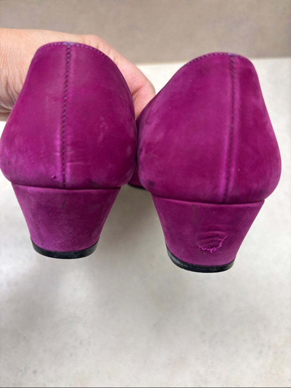 Salvatore Ferragamo fuchsia suede bow flats with gold plaque - Picture 5 of 8